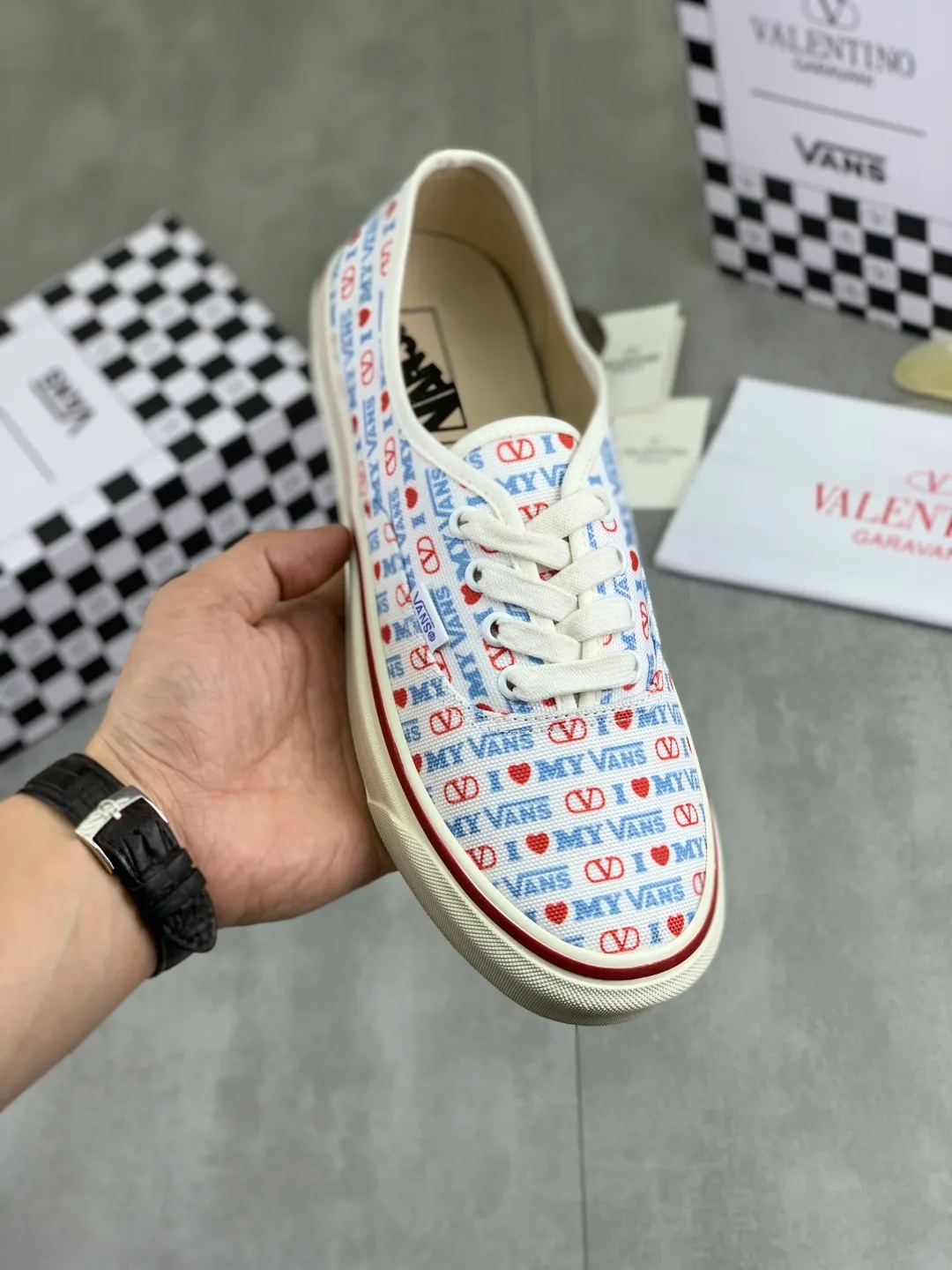 Men's shoes 💰P460 New Valentino❌Wans co-branded Valentino and Vans release new co-branded sneakers, integrating Valentino's Italian high-definition aesthetics and Vans's free and authentic spirit, giving classic shoes a personality that spans the ages. Many stars - Jolin Tsai. Yang Zi. Liu Wen. Ma Baiquan. Choi Soobin. freen. Song Zuer. JJ Lin. zel. Cecilia Cheung. shark. Xin Yunlai...Same style. Female model: 35-42 (41.42 is custom-made and non-refundable) Men's model: 39-46 (45.46 is custom-made and non-refundable)